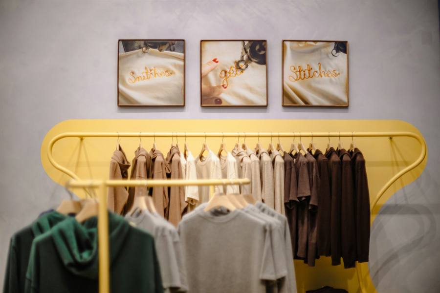Araras de roupas em loja de moda